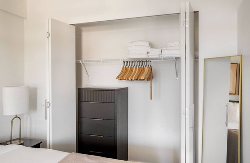 Wilburton Apartment | Airy Bellevue 1BR w/ Gym, Rooftop & W/D, nr Shopping, by Blueground