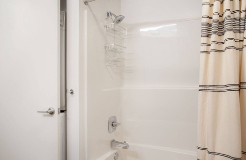 Wilburton Apartment | Airy Bellevue 1BR w/ Gym, Rooftop & W/D, nr Shopping, by Blueground