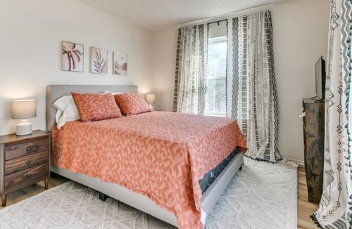 Broken Arrow Cottage | Airy & bright Broken Arrow cottage - fenced yard!