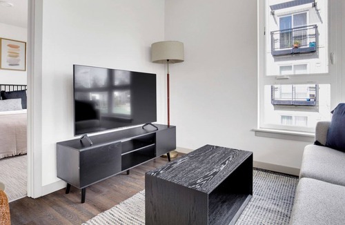 Columbia City Apartment | Airy Columbia City 2BR w/ W/D & Gym, steps to Light Rail, by Blueground