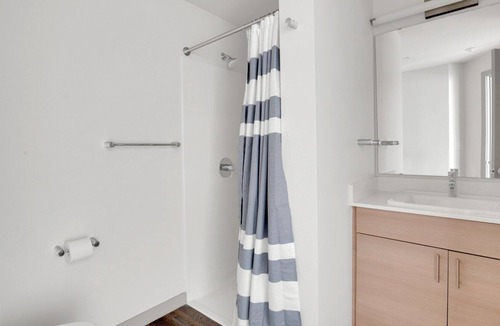 Columbia City Apartment | Airy Columbia City 2BR w/ W/D & Gym, steps to Light Rail, by Blueground