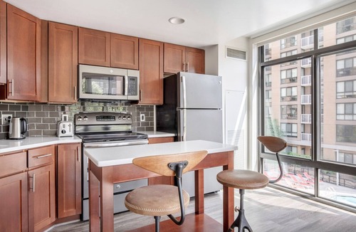 Ballston Apartment | Airy Virginia Square 2BR w/Gym, W/D & Pool, nr Nightlife, by Blueground