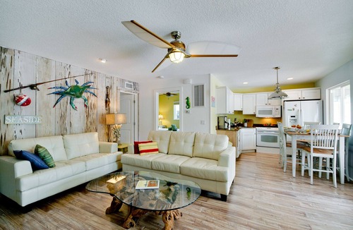 Bradenton Beach House | Al's Dream! LOCATION - Just Steps to the Beach! Shared Heated Pool