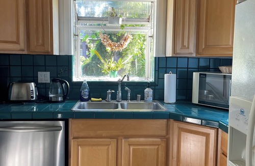 Alki House | Alki Beach Cottage 1/2 block to the beach and restaurants