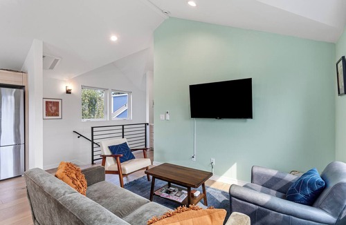 Alki Cottage | Alki Beach modern and cozy 3 bdrm home near dining, Lumen and T-Mobile park.