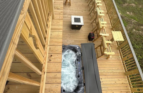Surfside Beach House | All Decked Out! ! BRAND NEW BUILD 2024! HOT TUB! GOLF CART! Pets! Beachfront!