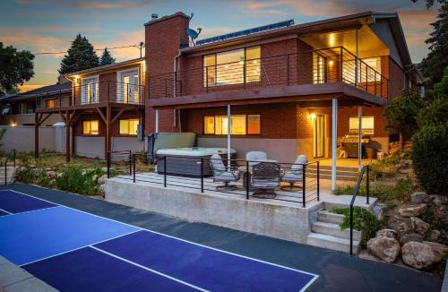 Olympus Cove Villa | All-New Luxe Stay Views, Sauna & Hot Tub villa
