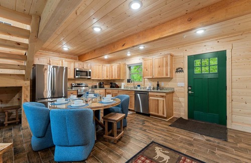 Ridgedale Cabin | All New True Log Cabin Near Thunder Ridge&Big Cedar Pvt Hot Tub Bonus Loft Free Daily Tickets