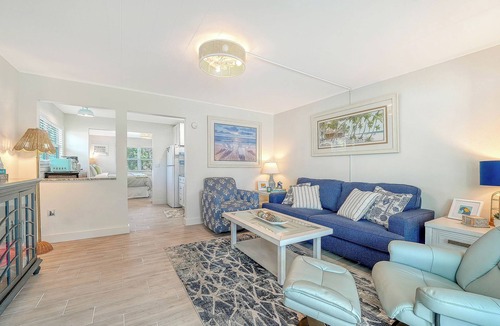 Siesta Key Cottage | All-New, Walk to Beach & Village, Private and Cozy