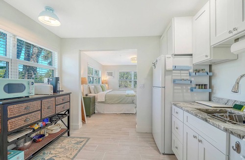 Siesta Key Cottage | All-New, Walk to Beach & Village, Private and Cozy