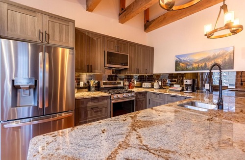 Historic Downtown Fernie Hotel | Amazing Downtown Location. Sleeps 7. Dog Friendly