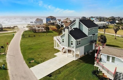 Pirates Beach West House | Amazing views of the gulf from the decks. Welcoming open floor plan.