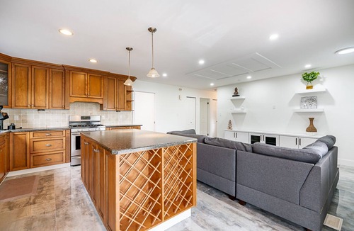 Townline Hill House | Antique and luxury finish home🏠 /4 mins drive to airport and and all amenities.