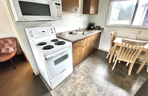 Regional District of Nanaimo Hotel | Arbutus Grove Motel