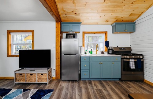 Mayfield Cottage | Arbutus-Hot Tub-Sauna-Beach-Pines-Pontoon Rentals