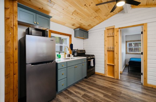 Mayfield Cottage | Arbutus-Hot Tub-Sauna-Beach-Pines-Pontoon Rentals