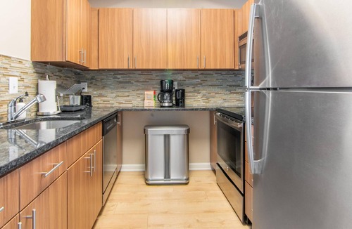 Radnor - Fort Myer Heights Apartment | Arlington 1BR Corporate Rental w/ Concierge + Gym