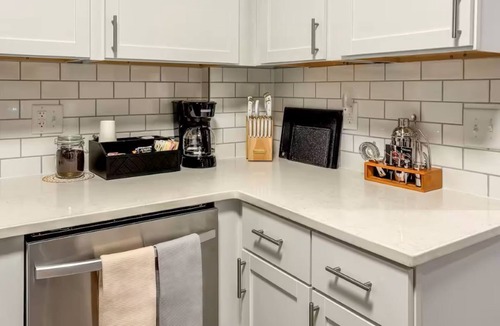 Glen Echo House | Art Deco Home Downtown, Garage Parking, 4BD, Fire Pit, Pet Friendly, fenced yard