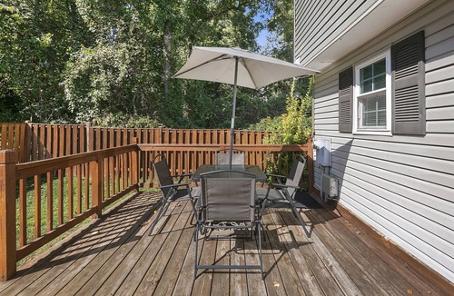 Countryside House | AsburyHill: Fenced In & Private Yard, 40 Mins to DC