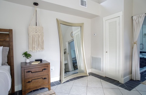 Midtown Villa | Atlantis House Palm Suite, close to beach, off street parking, renovated