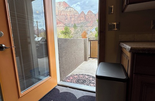 Zion National Park South Entrance Apartment | Avail 4th of July! Big Patio, BBQ & outdoor dining. Walkable, right downtown!