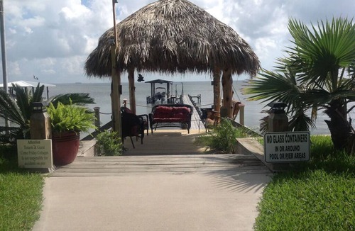Bacliff Cottage | Awesome cottage on shared waterfront property w/275' pier, pool & hot tub