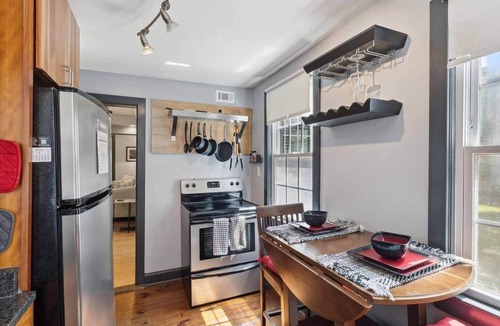Beach Institute House | Awesome Downtown Condo with Pool!