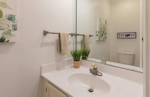 Table Rock Villa | B 32-3 3rd Night Free! Freshly painted and upgraded.