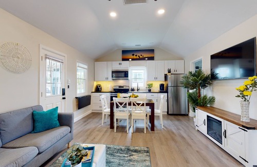 Chesapeake Beach Cottage | Bahia Breeze - Beachfront Cottage