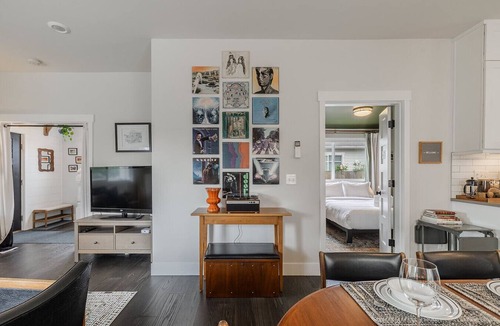 Ballard Apartment | Ballard Craftsman | Sleeps 10 | A/C, BBQ & Firepit