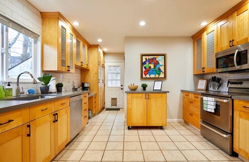 West Woodland House | Ballard Hot Tub Retreat + Fenced Yard + Walk to Cafes Dining & Breweries