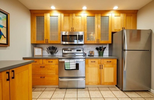 West Woodland House | Ballard Hot Tub Retreat + Fenced Yard + Walk to Cafes Dining & Breweries