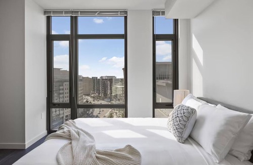 Bluemont Hotel | Ballston Retreat | Rooftop Pool & Balcony | Steps to DC Nightlife & Dining