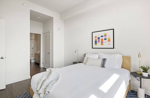 Bluemont Hotel | Ballston Retreat | Rooftop Pool & Balcony | Steps to DC Nightlife & Dining