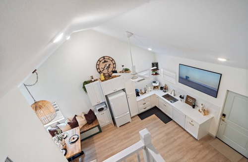 Southgate House | Barista’s Loft- 2BR/1BR + loft near beaches, Pinecraft-Amish/Mennonite community