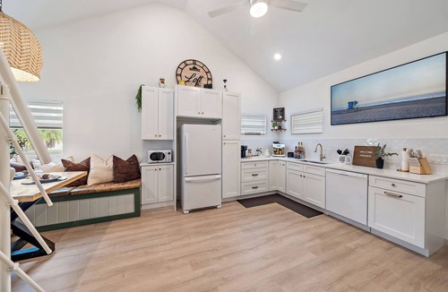 Southgate House | Barista’s Loft- 2BR/1BR + loft near beaches, Pinecraft-Amish/Mennonite community