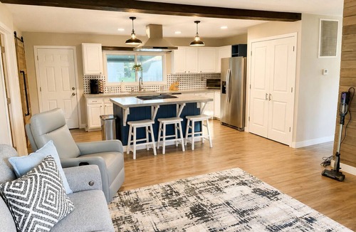 Royal Manor House | Baroness Way - The Culinary Cottage Fenced Pets/Kids O