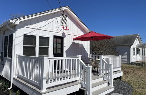 Villas Cottage | Bay Cottage - A cozy home just a 1 minute walk to the beach.nPet Friendly.