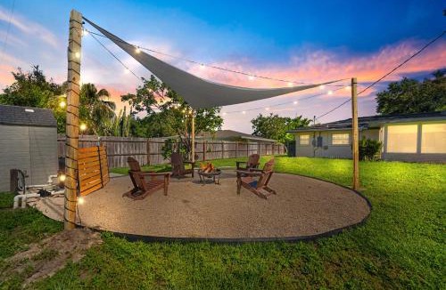 Whitfield Villa | BayBreeze Cottage - 2BR-2BA Family Stay Near SRQ Airport, Sleeps 6-8