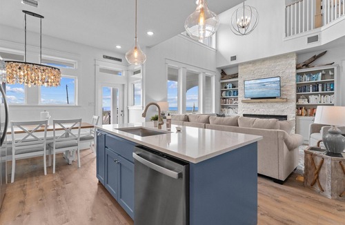 Isla Del Sol House | Bayfront 4BR Galveston | Hot Tub | Sleeps 10