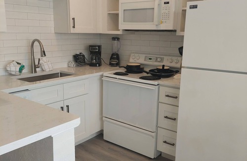 Bradenton Beach Cottage | Beach across the road, pool a few steps out the door of this charming cottage.