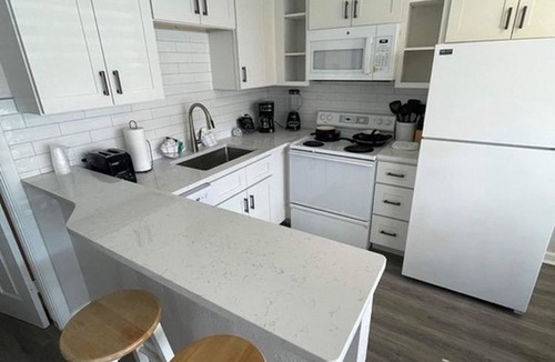 Bradenton Beach Cottage | Beach across the road, pool a few steps out the door of this charming cottage.