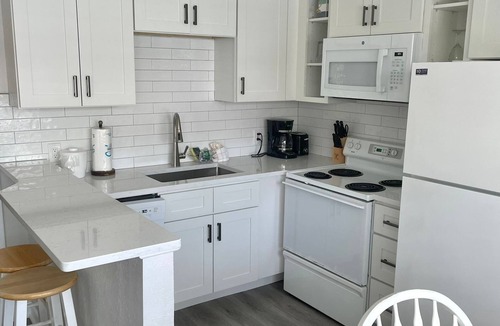 Bradenton Beach Cottage | Beach across the road, pool a few steps out the door of this charming cottage.