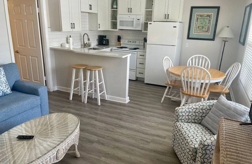 Bradenton Beach Cottage | Beach across the road, pool a few steps out the door of this charming cottage.