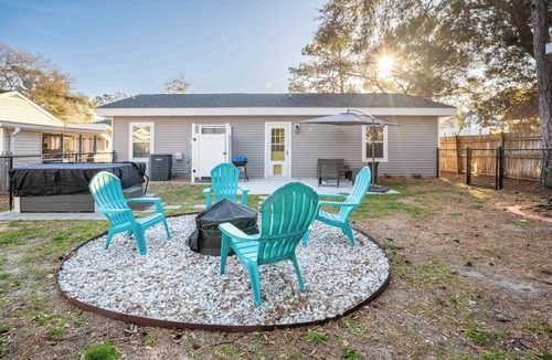 Tranquil Harbour Cottage | Beach Break Bungalow: Cozy Cottage with Hot Tub & Fire Pit - Dogs Welcome!