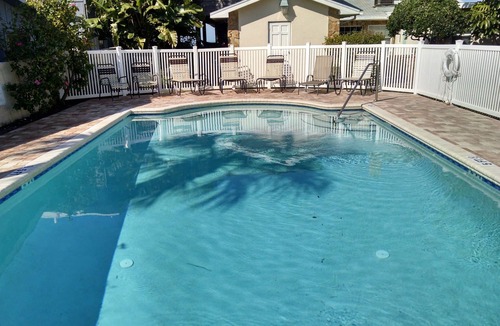 Belleair Beach Cottage | Beach Cottage 10 Steps to Pool, 45 Steps to Beach, Free Parking, No resort fees