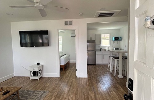 Madeira Beach Cottage | Beach Cottage - Renovated in 2025 & 30 seconds to the sand !