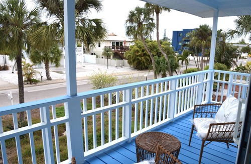 Ilexhurst House | Beach House & pool 250 steps from the white and silky sand of Anna Maria Island