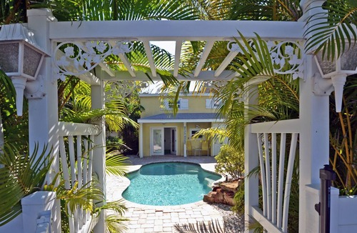 Bradenton Beach Condo | Beach Oasis W/ Heated Pool, Just a Couple Blocks from Popular Bridge Street