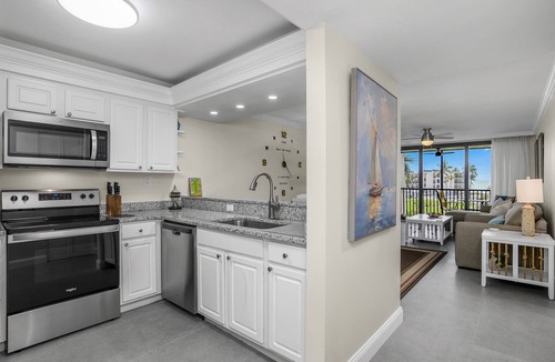 Beachview Country Club Estates Apartment | Beach View: 1 Min walk to Beach; Huge TVs; Fully Remodeled